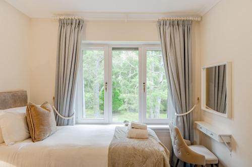 une chambre avec un lit et une fenêtre dans l'établissement Spacious Gleneagles Apartment, 
