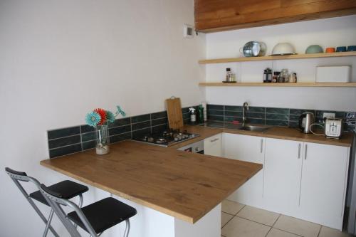 Кухня или мини-кухня в Muizenberg Sea Search Self Catering
