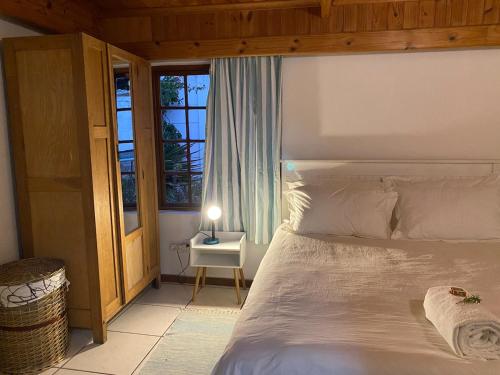 Кровать или кровати в номере Muizenberg Sea Search Self Catering