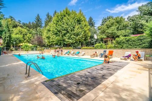 ein großes Schwimmbecken mit Menschen im Wasser in der Unterkunft Chalet 3 étoiles - Piscine - ccaibfi in Saint-Jean-du-Gard