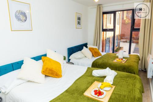 Giường trong phòng chung tại Spacious 5-Bed Apartment for Groups · Free Parking