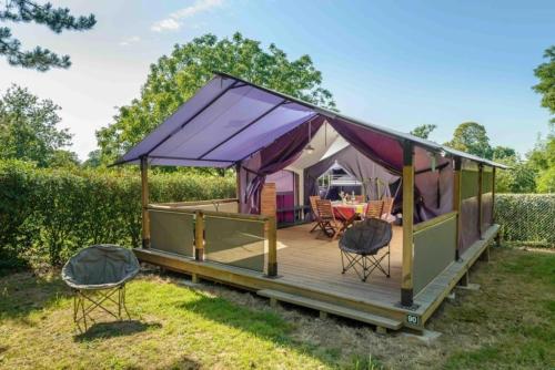 a gazebo with chairs and a table on a deck at Chalet 3 étoiles - Piscine - ccbbhfa in Clohars-Carnoët
