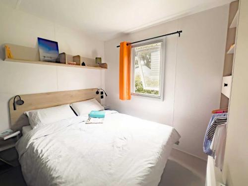 En eller flere senge i et værelse på Camping 3 étoiles - Parc aquatique - ccaff0b