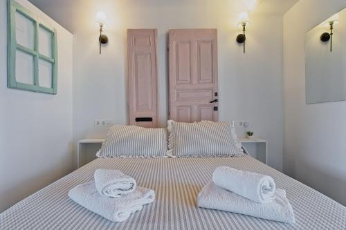 a bedroom with a bed with towels on it at Casa con encanto Lemus in Celada