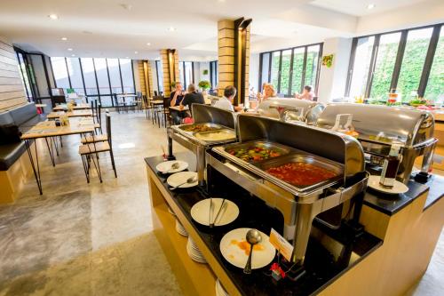 ein Restaurant mit Buffet und Speisen in der Unterkunft Apple A Day Resort Krabi, Ao Nang Beach in Ao Nang Beach