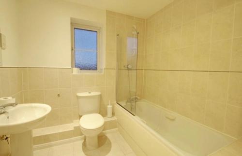 Vannituba majutusasutuses 2 Double Bed Flat, En-suite, Top Floor, With Private Parking