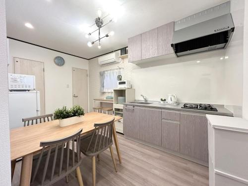 Η κουζίνα ή μικρή κουζίνα στο KENDAMA 5 minutes to Namba!USJ 30 minutes! Great as a base for sightseeing in Osaka!Accommodation for up to 10 people Private station is a 3-minute walk