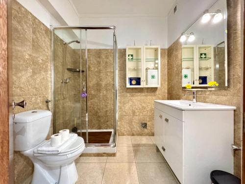 un bagno con doccia, WC e lavandino di Quarteira Central 3 by Homing a Cavacos