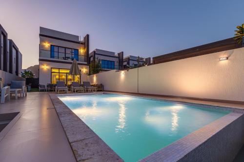 Grand 4BR Villa with Majestic Mountain and Sea Views, Assistant Room, and Private Pool, Just a Few Minutes Drive from Fujairah Finest Beaches and Camping Sites, Al Dana Island, Fujairah by Deluxe Holiday Homes