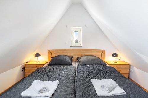 een slaapkamer met een bed met twee kussens bij Az-Living Heppenheim in Heppenheim an der Bergstrasse