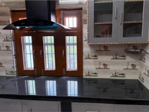 SaurにあるStay Enjoyのシンクが2つとキャビネットがいくつかあるキッチン