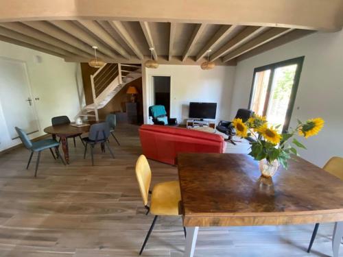 TV a/nebo společenská místnost v ubytování La grange de Tartille