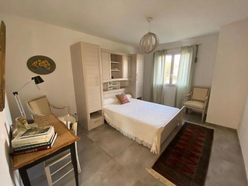 une chambre avec un lit, une table et un bureau dans l'établissement Le Pigeonnier - TG2260, à Nègrepelisse