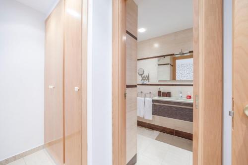 een badkamer met een glazen deur naar een keuken bij Gatova Sunset Retreat in Gátova