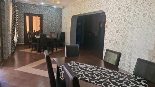 ein Esszimmer mit Tisch und Stühlen und ein Esszimmeriam in der Unterkunft Pensiunea Tora in Vatra Dornei