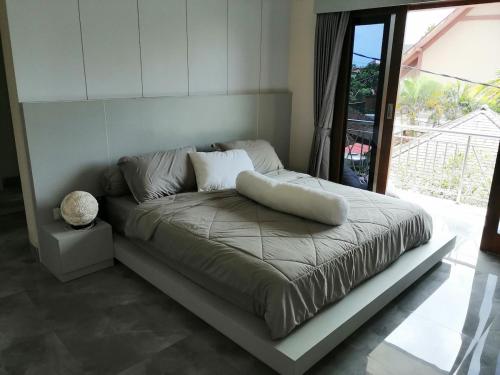 una cama sentada en una habitación con en Pondok Pradhipta, en Dalung