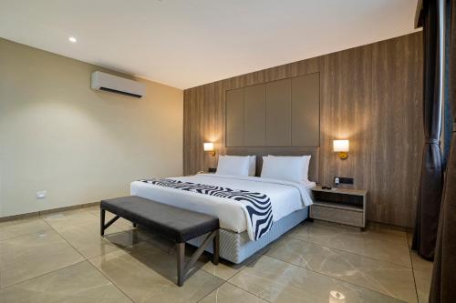 Postel nebo postele na pokoji v ubytování Sunday Hotel Vadodara