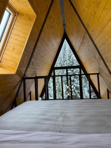 Ένα ή περισσότερα κρεβάτια σε δωμάτιο στο Лісовий Трикутник