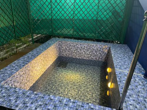 Bazén v ubytování The Tiger Waterfront Resort nebo v jeho okolí