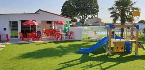 Herní místnost nebo prostor pro děti v ubytování Camping 3 étoiles - Piscine - ccaihff