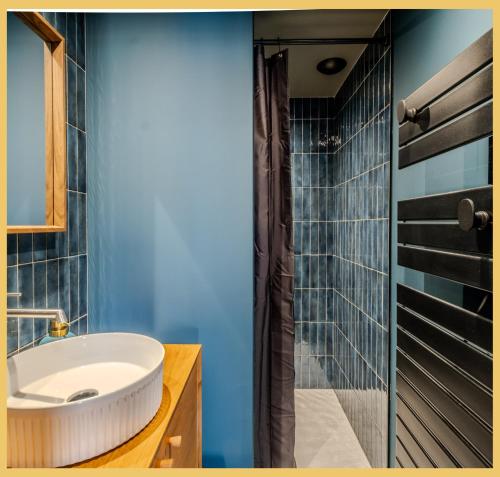 La BaumeLe Château dans le Ciel的带水槽和淋浴的浴室