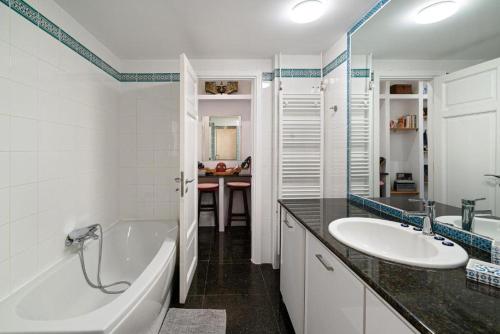 Spacious & Artistic Retro 2BD Apt with SAUNA