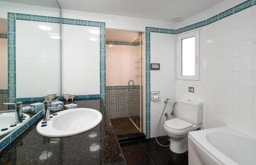 Spacious & Artistic Retro 2BD Apt with SAUNA