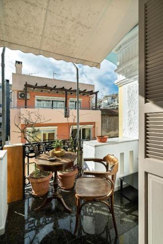 Spacious & Artistic Retro 2BD Apt with SAUNA
