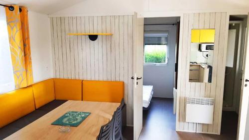 Postel nebo postele na pokoji v ubytování Camping 4 étoiles - Parc aquatique - eeibci