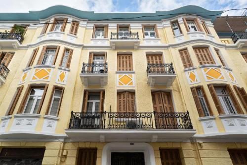 Spacious & Artistic Retro 2BD Apt with SAUNA