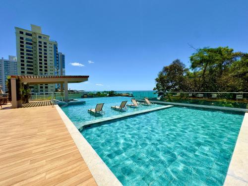 La alberca dentro o cerca de Apartamento em Condomínio Frente-Mar com Piscinas, Jacuzzi Aquecida, Sauna, Academia, Brinquedoteca, Churrasqueira na Sacada, Cozinha Completa e Lazer de Home Club