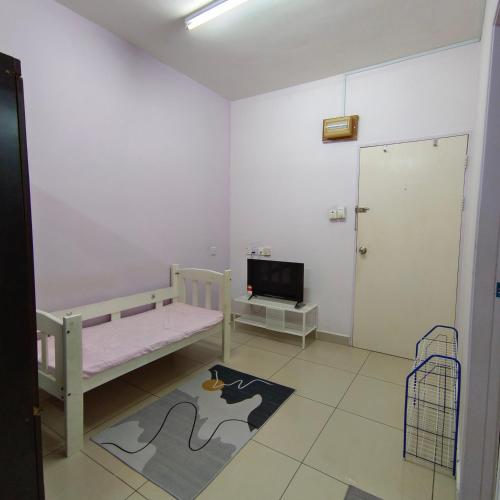 东贡岸Cybercity Jannath homestay near to Airport KKIA的小房间设有婴儿床和电视