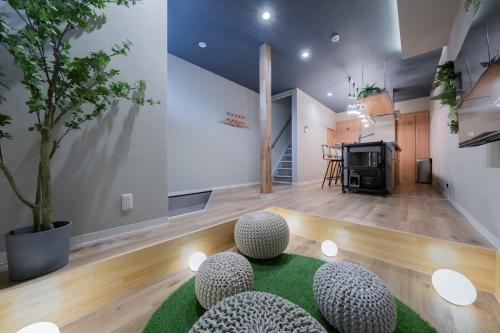 a living room with two spheres on a green rug at 蝶 プレイルーム家族で楽しめるお部屋 手作りの和風のお部屋で疲れを癒す 11台のベッド 22名利用 in Osaka