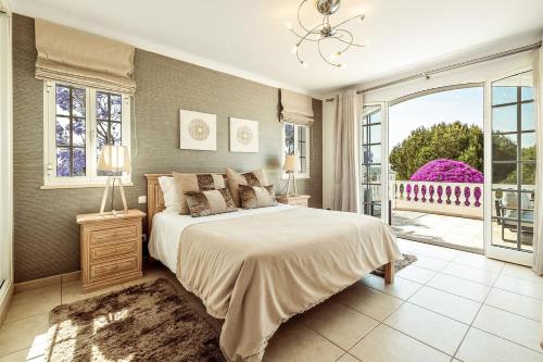 Postel nebo postele na pokoji v ubytování Lovely Very Private Villa with Beautiful Gardens