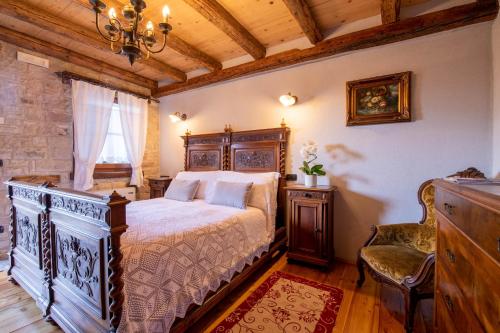 une chambre avec un grand lit dans une pièce dans l'établissement Agriturismo Bon Tajer, 