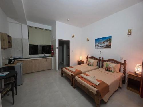 Postel nebo postele na pokoji v ubytování Azia's Apartments