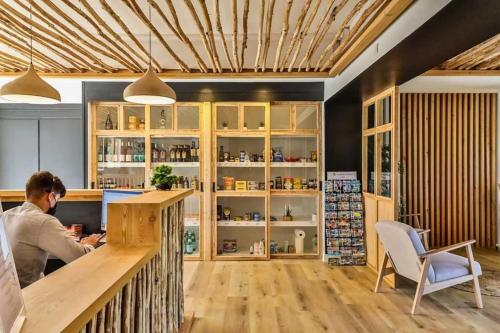 Ein Mann, der an einer Bar in einem Zimmer sitzt. in der Unterkunft Camping 4 étoiles - Piscine - ccafgbh in Saint-Hilaire-de-Riez