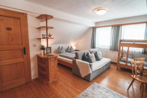 Putterer Stadl في دونيغسباشوالد: غرفة نوم مع سرير وأرضية خشبية