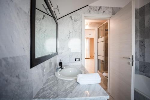 un bagno con lavandino e vasca da bagno di Duo LUXURY SUITES a Verona