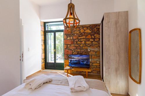 Postel nebo postele na pokoji v ubytování Stone House Edipsos