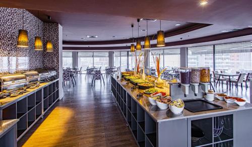 un ristorante con servizio a buffet, tavoli e sedie di Dedepark Hotel a Eskişehir