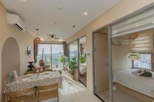 Zimmer mit einem Tisch und einem Bett sowie einem Schlafzimmer in der Unterkunft The Sóng Apartment 5 Stars Vung Tau - Căn Hộ Du Lịch Biển Vũng Tàu - MINH TOẢN's Homestay in Vũng Tàu