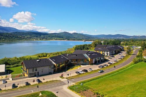 an aerial view of a building next to a lake at RentPlanet - Apartamenty Karkonoskie in Sosnówka