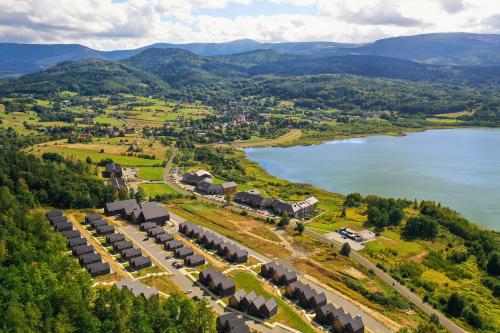 an aerial view of a resort next to a lake at RentPlanet - Apartamenty Karkonoskie in Sosnówka