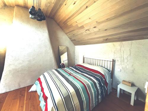 Ένα ή περισσότερα κρεβάτια σε δωμάτιο στο Gite de la mare aux sangliers Huelgoat