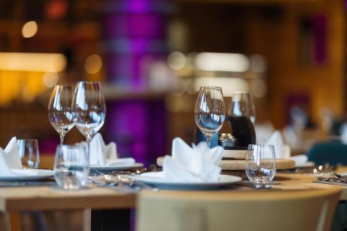 a table set with wine glasses and napkins at Appartements Spieljoch by Unterlercher in Fügen