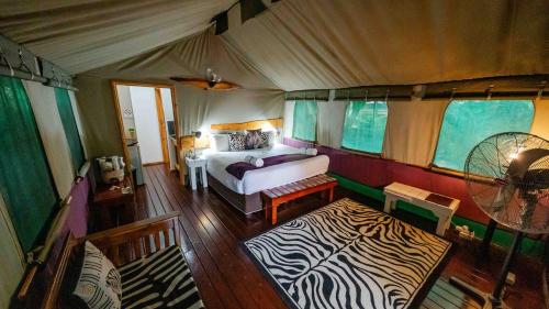 um quarto com uma cama e uma mesa numa tenda em Luxury Tented Village @ Urban Glamping em St Lucia