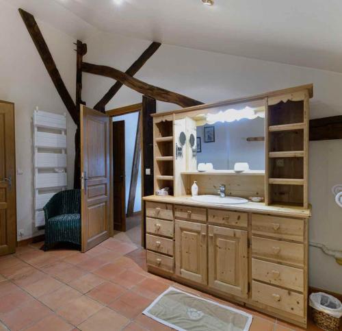 een badkamer met een wastafel en een spiegel bij Domaine des Rochaules 