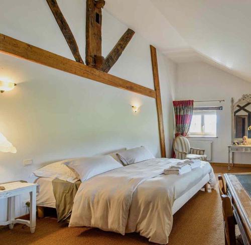een slaapkamer met een groot bed in een kamer bij Domaine des Rochaules 