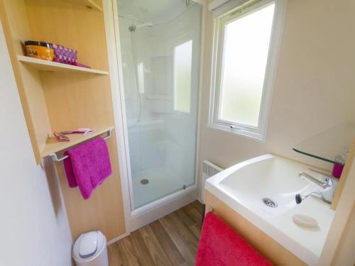 Ένα μπάνιο στο Camping 3 étoiles - Piscine - ccb0dic